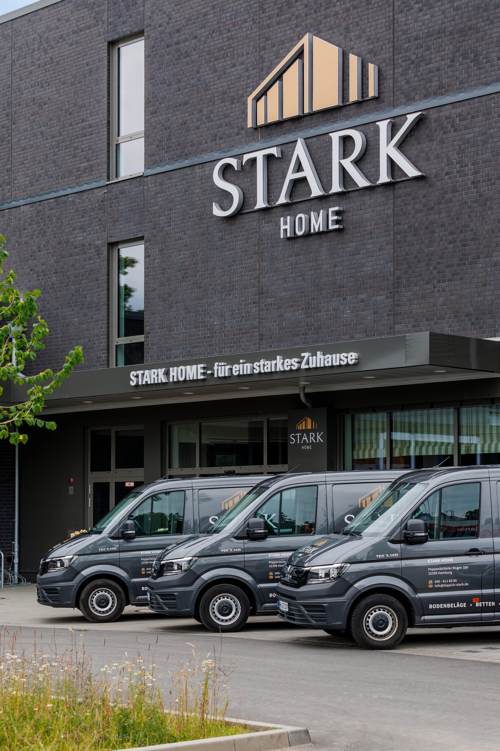 Gebäude von STARK Home mit dem eigenen Fuhrpark